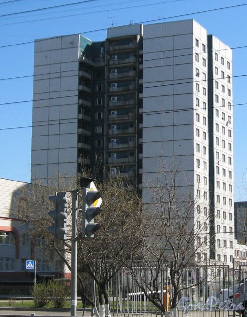 Ул. Маршала Новикова, дом 15, корпус 2. Общий вид здания. Фото 25 апреля 2014 г.