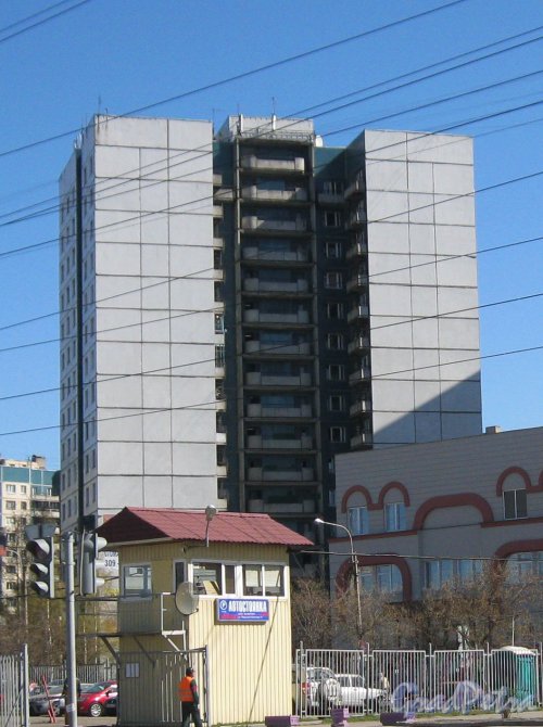 Ул. Маршала Новикова, дом 17. Общий вид здания. Фото 25 апреля 2014 г.