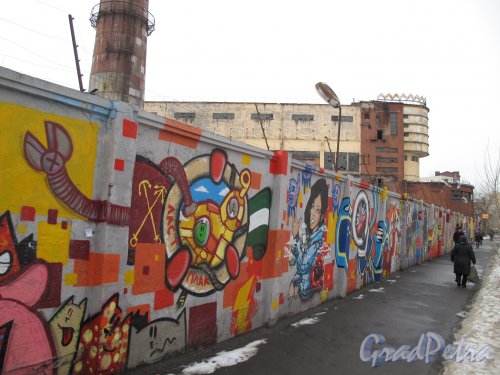 Корпусная ул. Выставка графитти на ограде Трикотажной фабрики «Красное знамя». Общий вид. Фото март 2014 г.