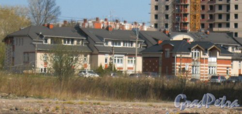 Никитинская 2-я ул., дом 59 (слева) и дом 69 (справа). Вид от дома 27, корпус 2 по Парашютной ул. в сторону таун-хаусов в конце улицы. Фото 25 апреля 2014 г.