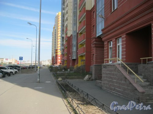 Парашютная ул., дом 35 (справа). Фрагмент фасада. Вид с Долгоозёрной ул. Фото 25 апреля 2014 г.