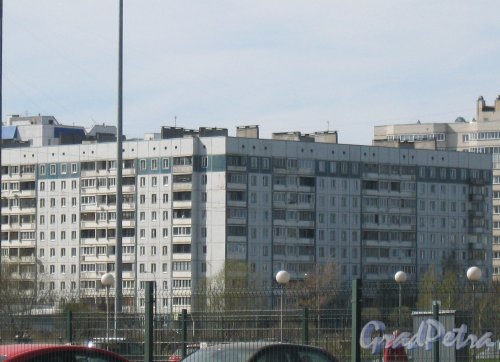 Мартыновская ул., дом 6. Общий вид здания. Вид от дома 35 по Долгоозёрной ул. Фото 25 апреля 2014 г.