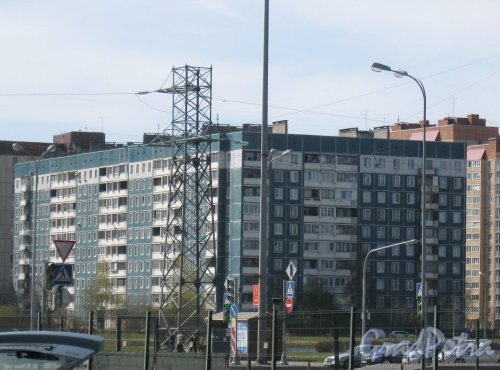 Мартыновская ул., дом 10. Общий вид здания. Вид от дома 35 по Долгоозёрной ул. Фото 25 апреля 2014 г.