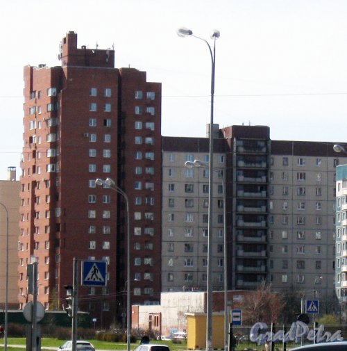 Мартыновская ул., дом 2. Общий вид здания. Вид от дома 35 по Долгоозёрной ул. Фото 25 апреля 2014 г.