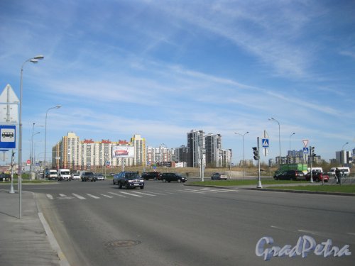 Долгоозёрная ул. перед пересечением с пр. Королёва. Вид в сторону Парашютной ул. Фото 25 апреля 2014 г.