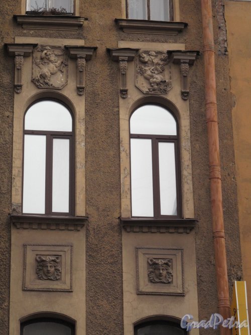 Некрасова ул., д. 6. Доходный дом. Фрагмент фасада. Фото март 2014 г.