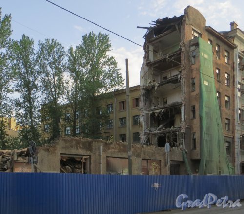Сытнинская улица, дом 9. Снесенная левая часть здания и ожидающая своей участи правая часть. Фото 5 июня 2014 года.