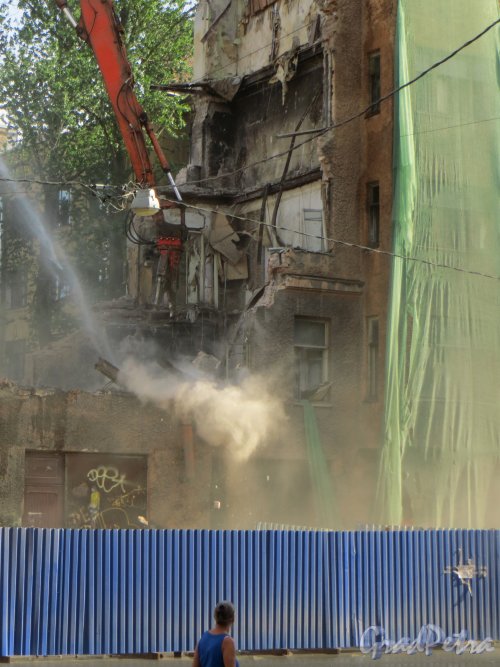 Сытнинская улица, дом 9. Работы по демонтажу здания. Фото 5 июня 2014 года.