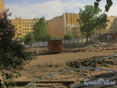 Сытнинская улица, участок домов 9 и 11 После частичного сноса строений. Вид в сторону Кронверкского проспекта. Фото 5 июня 2014 года.
