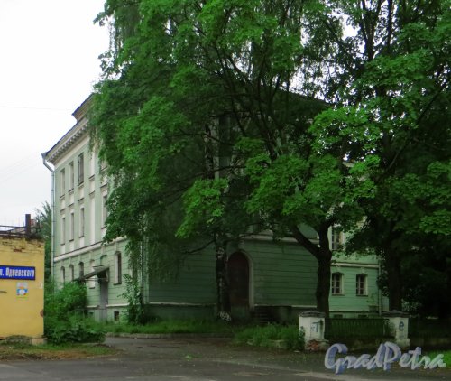 улица Одоевского, дом 10. Здание бывшей медсанчасти завода им. М.И. Калинина. Левая часть. Фото 7 июня 2014 года.