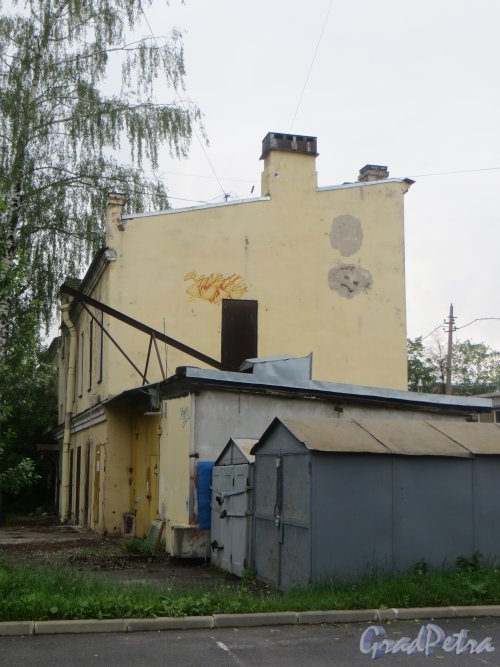улица Одоевского, дом 19. Брандмауэр здания и служебные постройки со стороны дома 5. Фото 7 июня 2014 года.