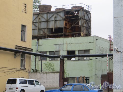 улица Одоевского, дом 4, лит. Т. Одно из зданий на участке. Фото 7 июня 2014 года.