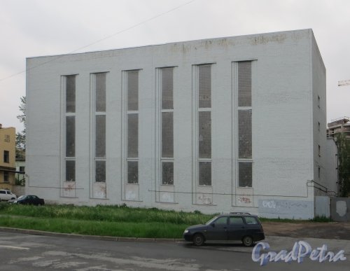 Уральская улица, дом 4, литера П. Общий вид здания со стороны улицы Одоевского. Фото 7 июня 2014 года.