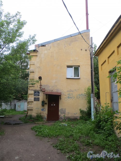 улица Одоевского, дом 23, корпус 2. Брандмауэр здания со стороны улицы Одоевского. Фото 7 июня 2014 года.