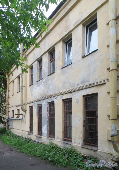 улица Одоевского, дом 23, корпус 2. Фасад здания со стороны дома 23. Фото 7 июня 2014 года.