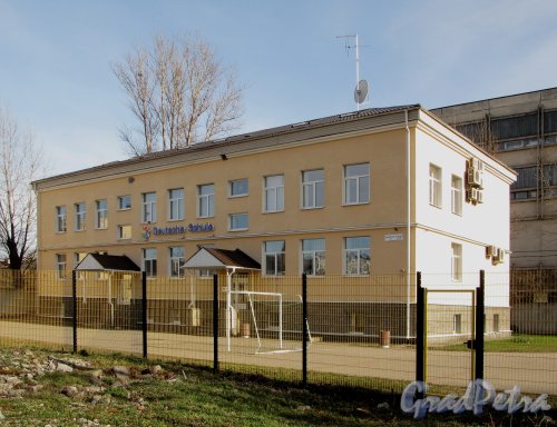 улица Одоевского, дом19А. Вид здания «Deutsche Schule» с Железноводской улицы. Фото 30 апреля 2012 года.