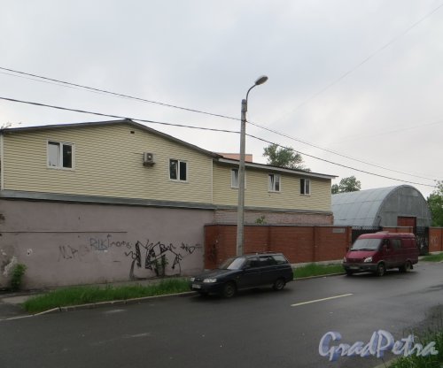 улица Одоевского, дом 21А. Общий вид участка с улицы Одоевского. Фото 7 июня 2014 года.