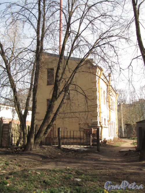 улица Одоевского, дом 23, корпус 2. Вид на здание сжелезноводской улицы. Фото 30 апреля 2012 года.