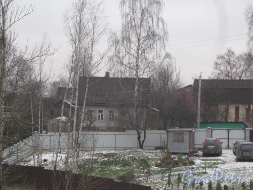 Красное Село (Горелово), ул. Береговая, дом 2. Фрагмент территории. Общий вид с Аннинского шоссе. Фото 4 января 2014 г.
