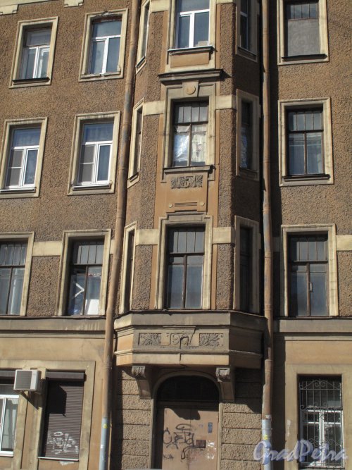 Кременчугская ул., д. 15. Доходный дом. Центральная часть фасада. Фото март 2014 г.
