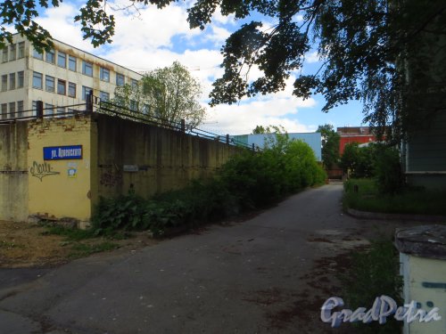 улица Одоевского, дом 10, литера Б. Проезд к зданию от улицы Одоевского. Фото 15 июня 2014 года.