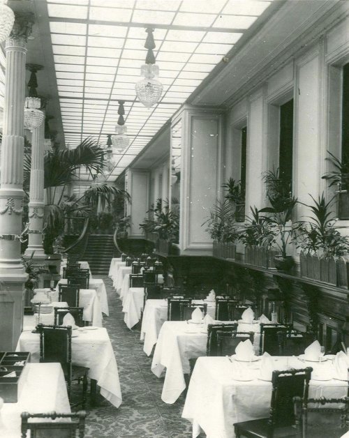 Большая Конюшенная улица, дом 27. Часть Большого зала ресторана «Медведь». Фото начало 1900-х годов.