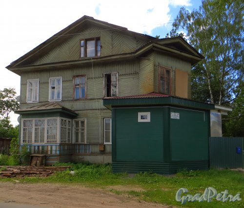 Посёлок Тайцы, Советская улица, дом 1. Общий вид жилого дома. Фото 10 июля 2014 года.