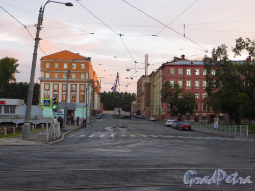 Перспектива Лоцманской улицы от набережной реки Фонтанки ранним утром. Фото 4 июля 2014 года.