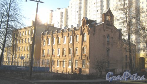 Ул. Зои Космодемьянской, дом 27. Общий вид здания со стороны дома 25. Фото 26 февраля 2014 г.