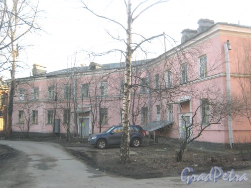 Севастопольская ул., дом 30 (ул. Трефолева, дом 25). Общий вид здания со стороны двора. Фото 26 февраля 2014 г.