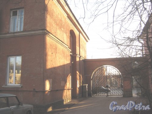 ул. Трефолева, дом 23. Фрагмент здания и арка в сторону ул. Трефолева. Фото 26 февраля 2014 г.