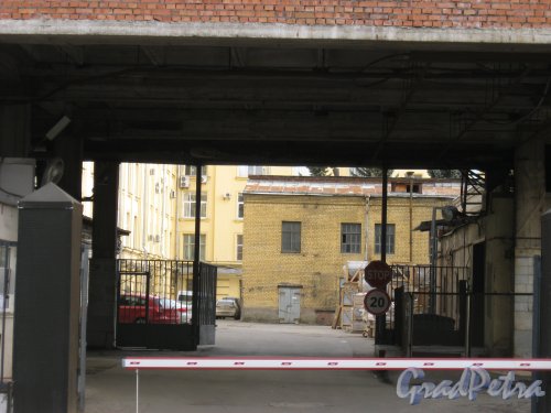 Ул. Рентгена, дом 5а. Вид с чётной стороны улицы на въезд во внутренний двор. Фото 2 апреля 2014 г.
