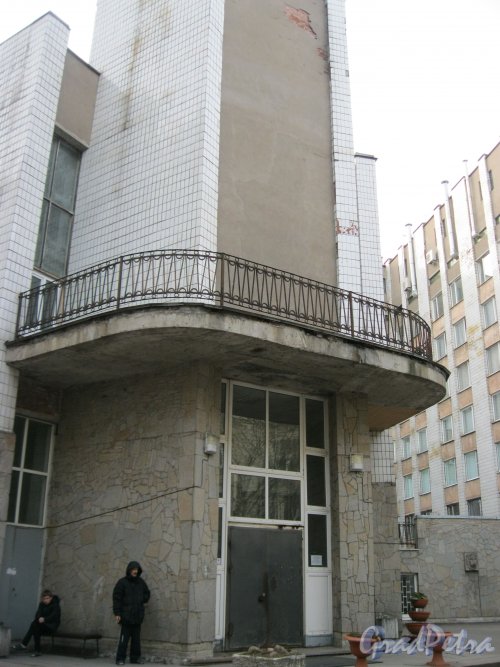 Ул. Льва Толстого, дом 17. Фрагмент здания. Вид со стороны внутреннего двора. Фото 2 апреля 2014 г.