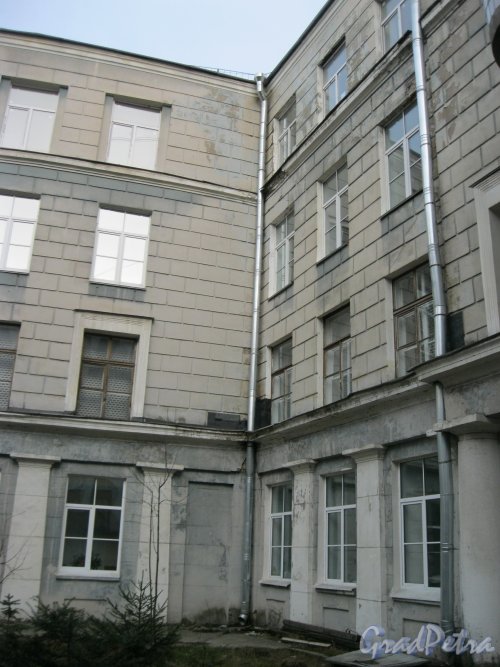 Ул. Льва Толстого, дом 19. Фрагмент здания. Вид со стороны внутреннего двора. Фото 2 апреля 2014 г.