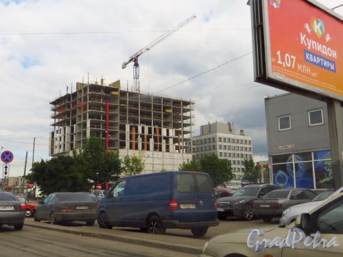 Строительство нового здания на Софийской улице улице на пересечение с улицей Фучика. Фото 2 июля 2014 года. 