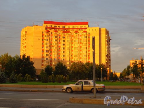 Наличная улица, дом 55. Вид фасада со стороны Уральской улицы в лучах восходящего солнца. Фото 4 июля 2014 года.