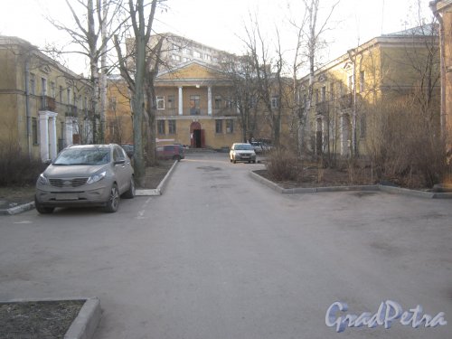 Турбинная ул., дом 21 (в центре Фото) и дома 23 (слева) и 19 (справа). Проезд во дворах. Фото 26 февраля 2014 г.
