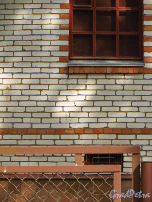 Ленинградская область, Гатчинский район, поселок Вырица, Самарская улица, дом 37. Начало роста трещины на фасаде жилого дома, обусловленной тектоническими разломами. Фото 18 августа 2014 года.