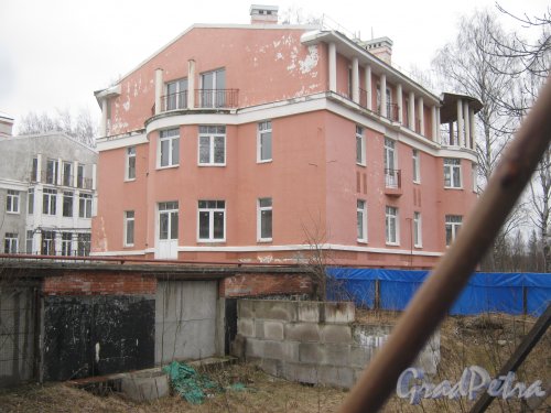 г. Павловск, Госпитальная ул., дом 22б. ЖК «Бастион» (недостроенный). Общий вид здания. Фото 5 марта 2014 г.