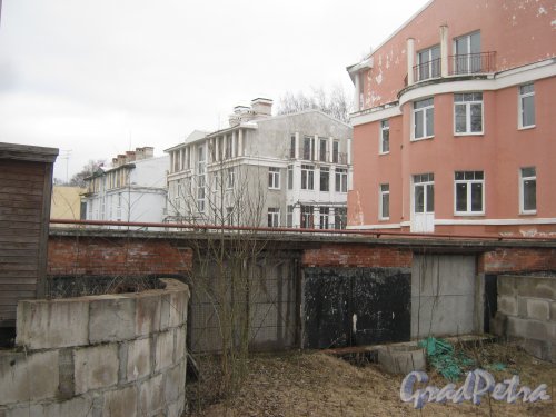 г. Павловск, Госпитальная ул., дом 22б. ЖК «Бастион» (недостроенный). Фрагмент здания (справа) и вид на недостроенный паркинг. Фото 5 марта 2014 г.