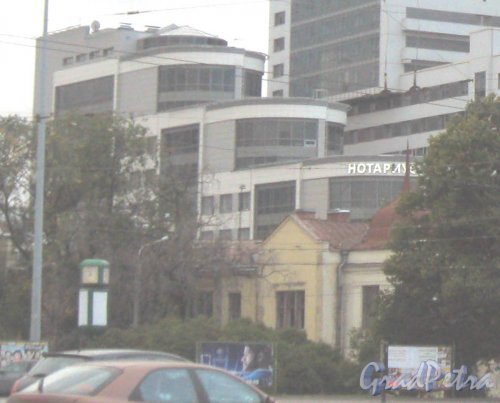 Ташкентская ул., дом 1. Вид со стороны Московского сада (сквера) на здание бизнес-центра. Фото август 2014 г.