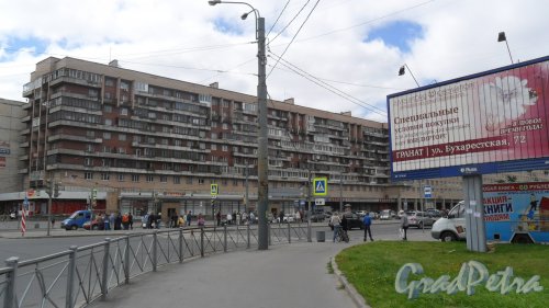 Бухарестская улица, дом 23, корпус 1. 10-этажный кирпичный дом 1975 года постройки. Фото 10 июля 2014 года.
