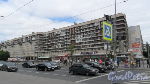Бухарестская улица, дом 72, корпус 1. 10-этажный кирпичный дом 1975 года постройки. Фото 10 июля 2014 года.