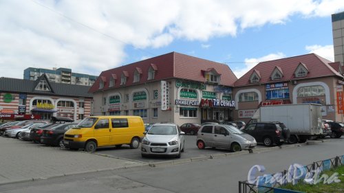 Улица Уточкина, дом 3. Корпуса 1, 2, 3 (справа налево). Фото 10 июля 2014 года.