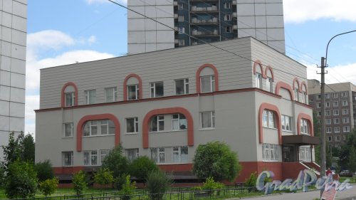 Улица Маршала Новикова, дом 15, корпус 1. Фото 10 июля 2014 года.