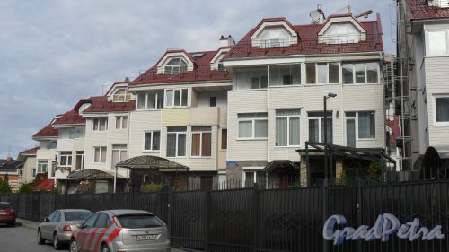 Улица Маршала Новикова, дом 25. 3-этажный 11-квартирный кирпичный дом с мансардой 2001 года постройки. Фото 3 сентября 2014 года.
