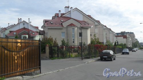 Улица Маршала Новикова, дом 25. Вид дома в сторону улицы Парашютная. Фото 3 сентября 2014 года.