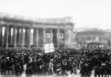 Группа участников манифестации с плакатом Скутари черногорцам у Казанского собора 19 февраля 1915 года.