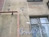 Ул. Циолковского, дом 1. Фрагмент фасада с учтановленными «маячками». Фото 26 октября 2014 г.
