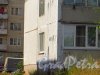 Ленинградская область, Гатчинский район, деревня Белогорка, Институтская улица, дом 15. Фрагмент фасада жилого дома с номером здания. Фото 2 августа 2014 года.